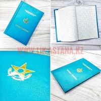 Твердый переплет рабочей тетради в клетку с тиснением эмблемы золотистым цветом